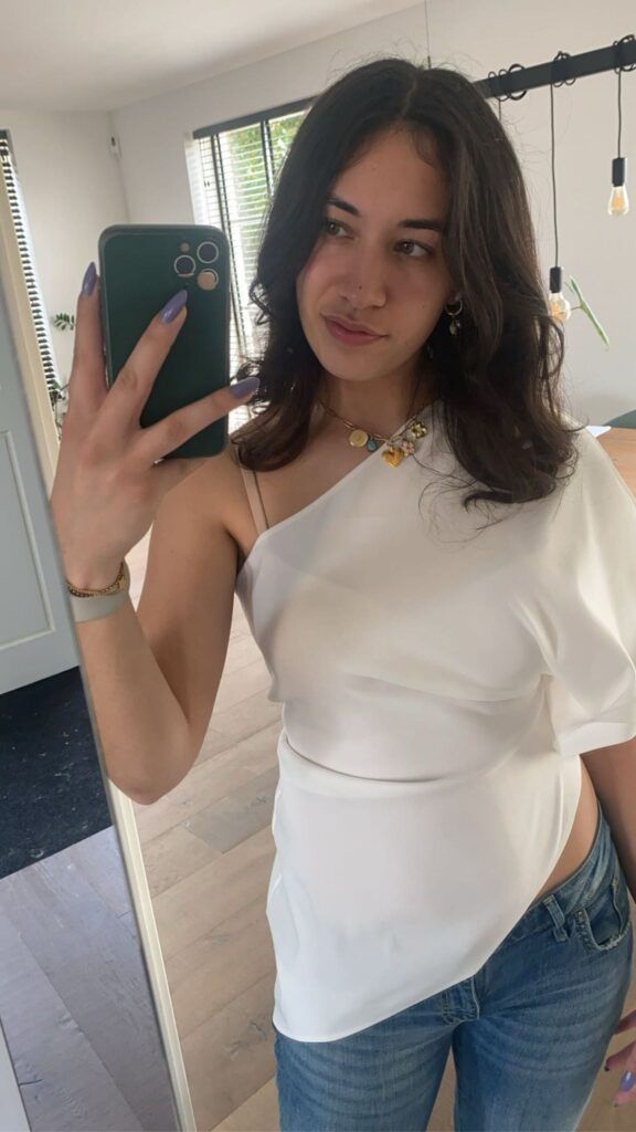 meisje dat telefoon in haar hand heeft